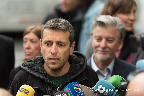 Arturo hablando a los medios