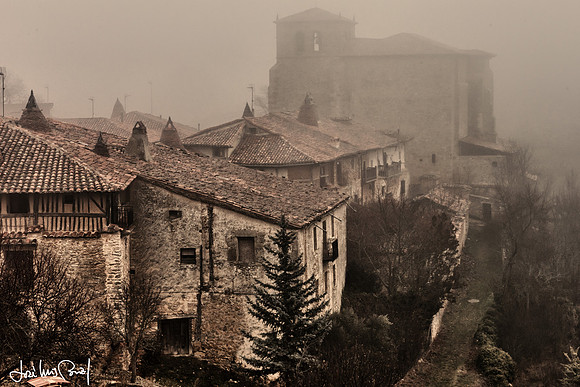 Calatañazor bajo la  niebla