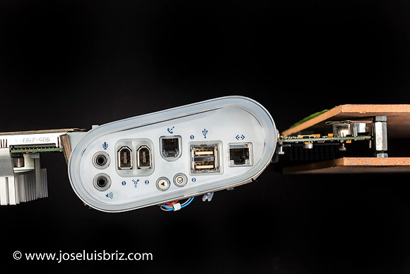 Apple iMac G3 – motherboard – connectors on the right side